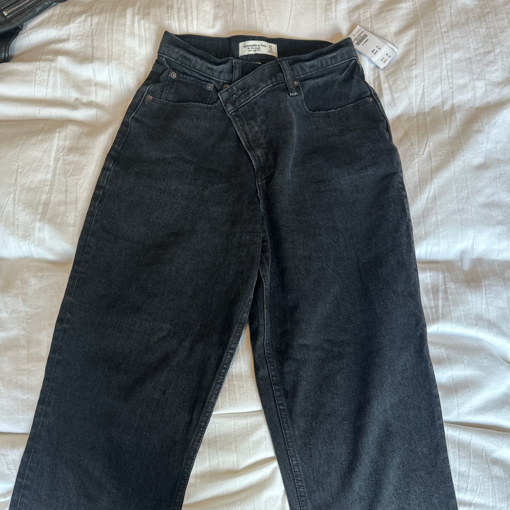 Abercrombie & fitch the 90s straight ultra high rise curve love. Size 27 short